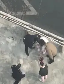 樓頂?shù)孛嬉捎屑t色血跡！無(wú)人機(jī)巡航發(fā)現(xiàn)女子輕生，緊急反饋助民警將其救下