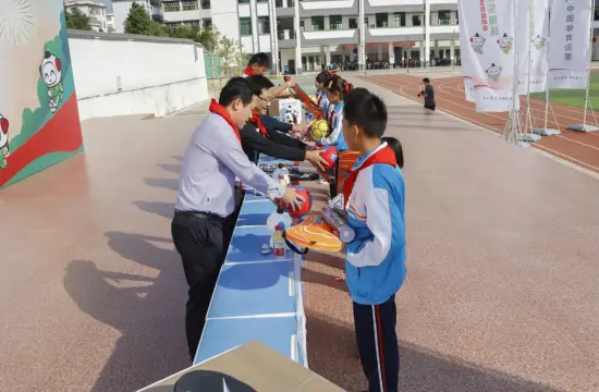呂文揚體育之星助力山區(qū)校園體育器材公益補給